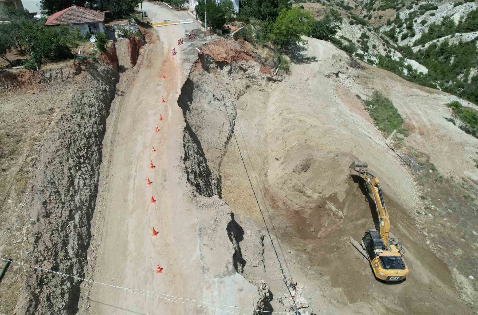 Denizli Büyükşehir ekipleri toprak kayması yaşanan bölgeye anında müdahale etti
