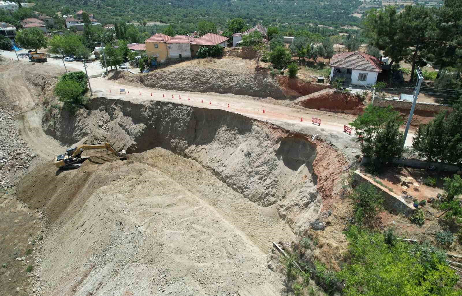 Denizli Büyükşehir ekipleri toprak kayması yaşanan bölgeye anında müdahale etti
