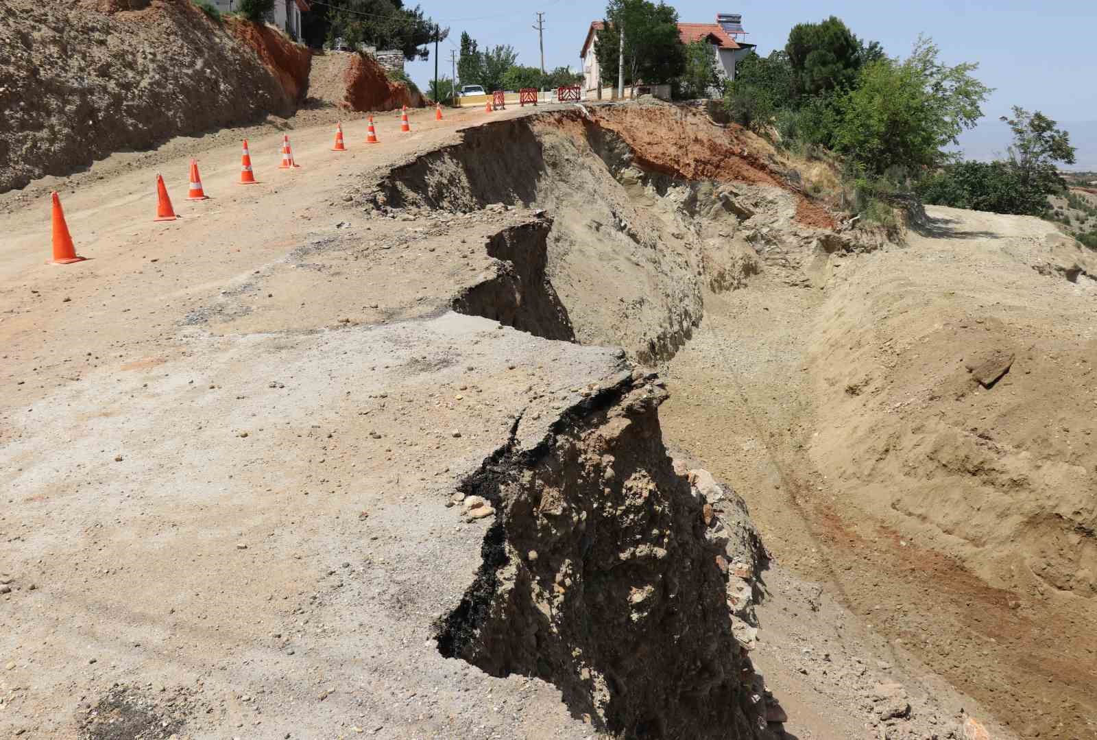 Denizli Büyükşehir ekipleri toprak kayması yaşanan bölgeye anında müdahale etti
