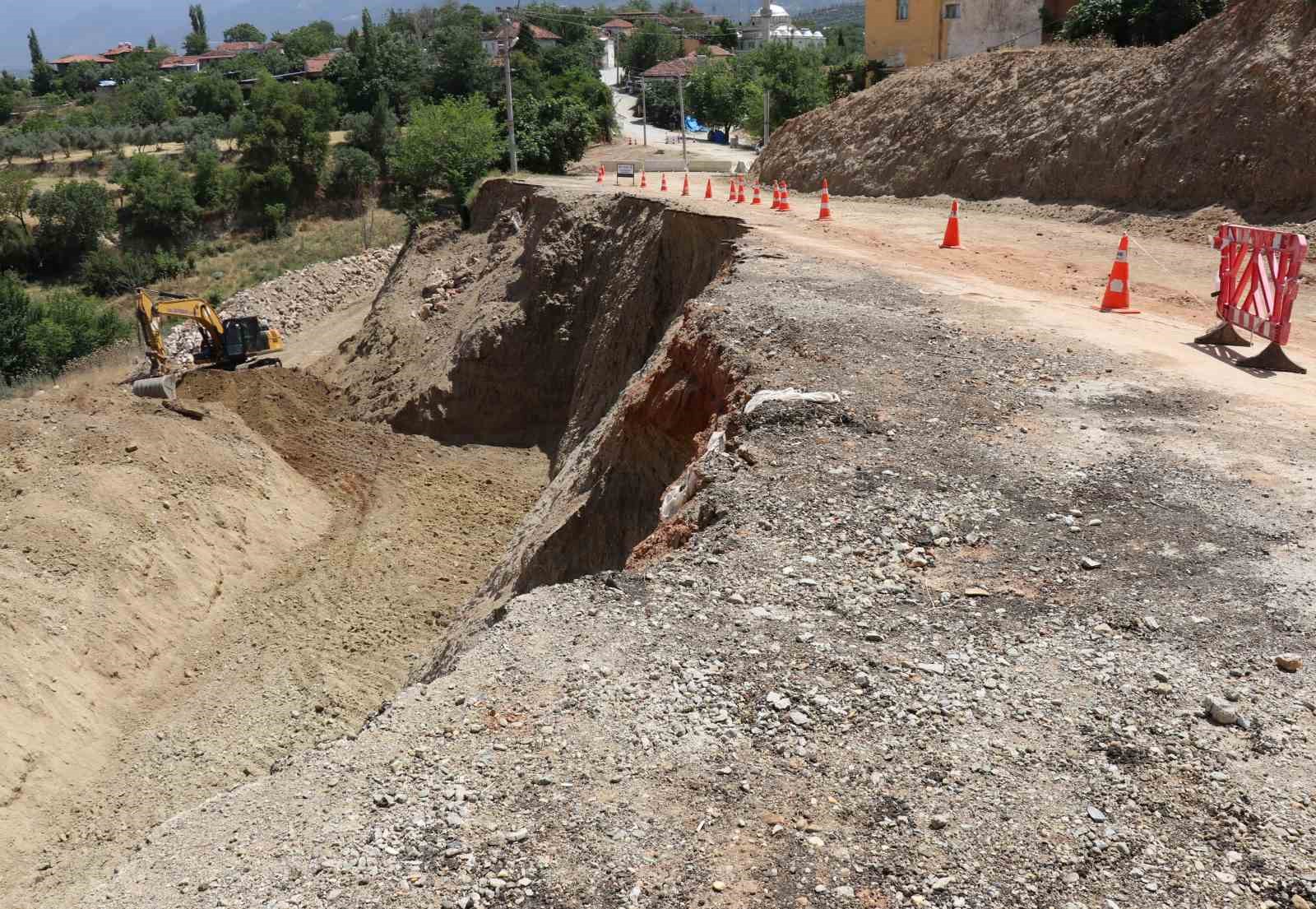 Denizli Büyükşehir ekipleri toprak kayması yaşanan bölgeye anında müdahale etti
