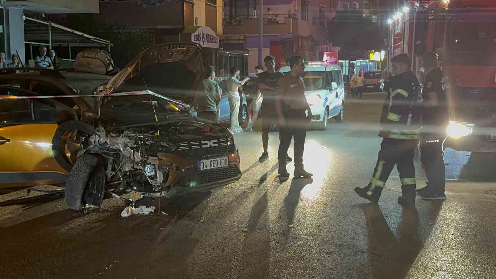 Trafik tabelasına çarpan otomobilin sürücüsü yaralandı
