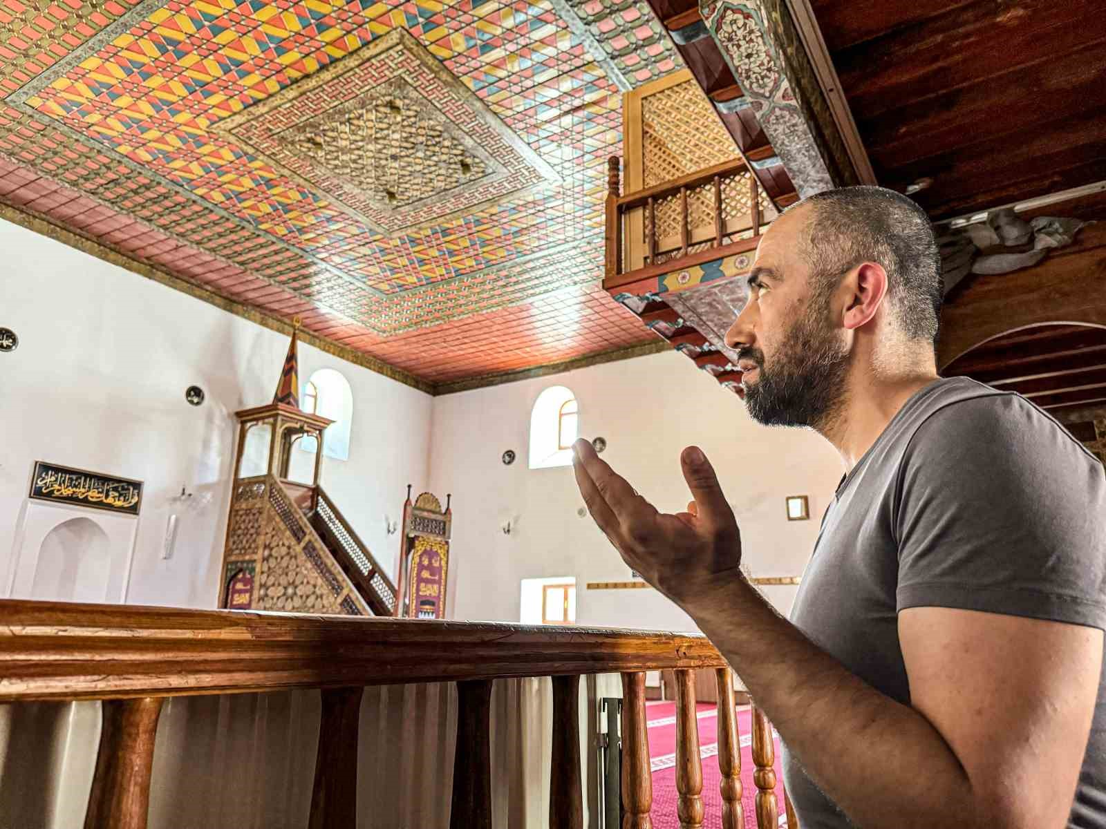 Altı asırlık özel işlemeli cami tavanı orijinalliğini koruyor
