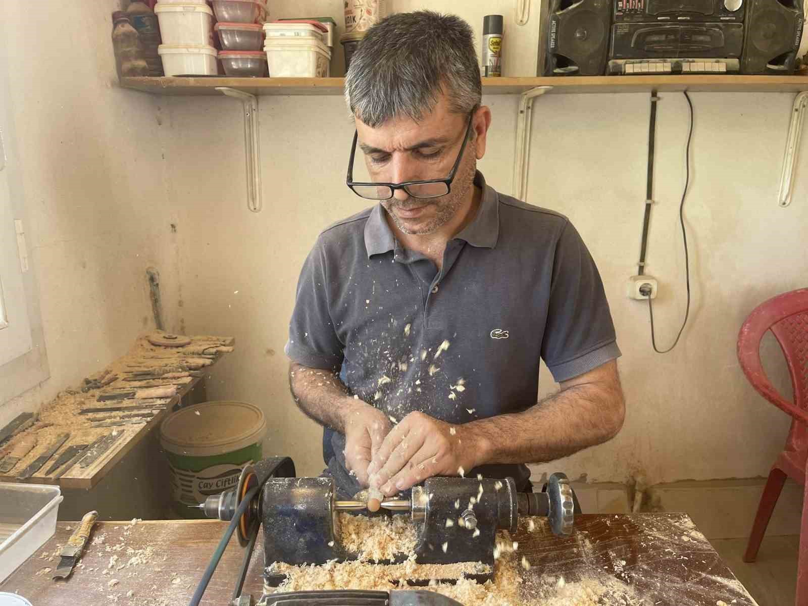 Yaşıtları yürümekte güçlük çeken 84 yaşındaki tespih ustası, 50 yıldır azimle üretiyor
