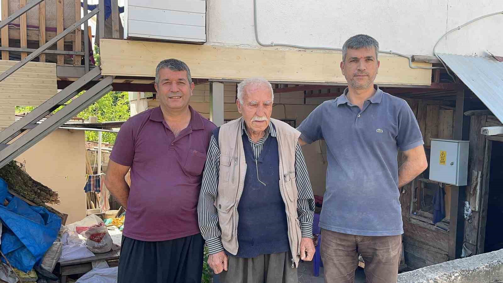 Yaşıtları yürümekte güçlük çeken 84 yaşındaki tespih ustası, 50 yıldır azimle üretiyor
