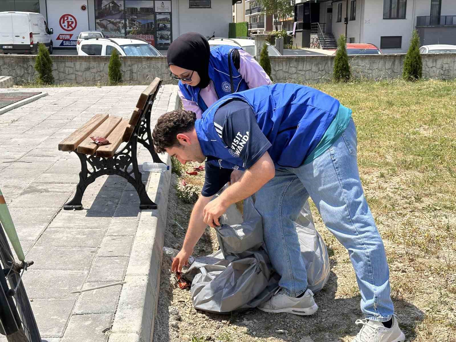 Gençler cami bahçesini pırıl pırıl yaptı
