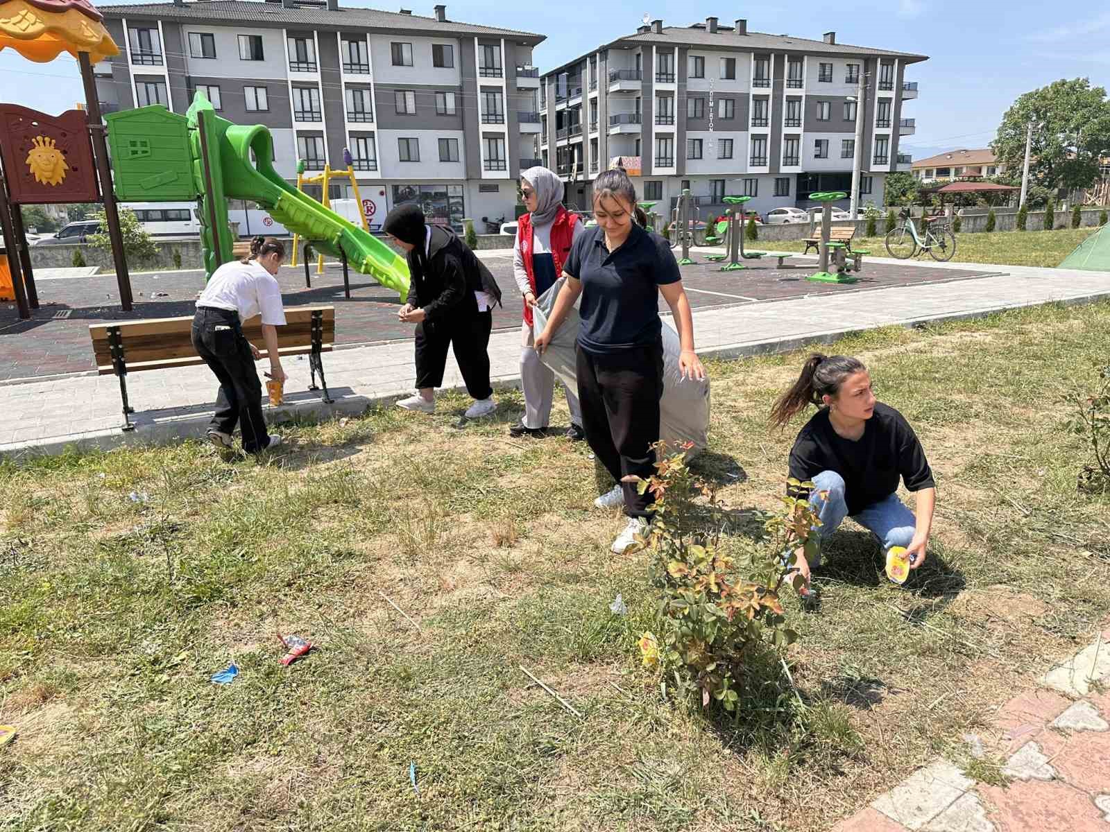 Gençler cami bahçesini pırıl pırıl yaptı
