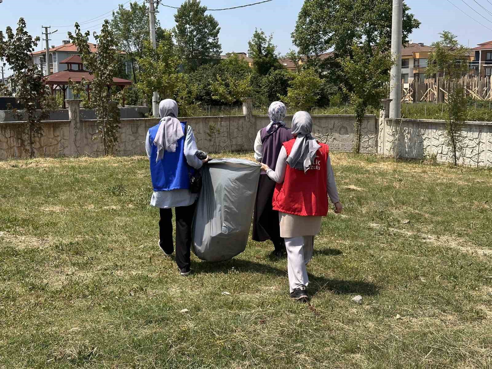 Gençler cami bahçesini pırıl pırıl yaptı
