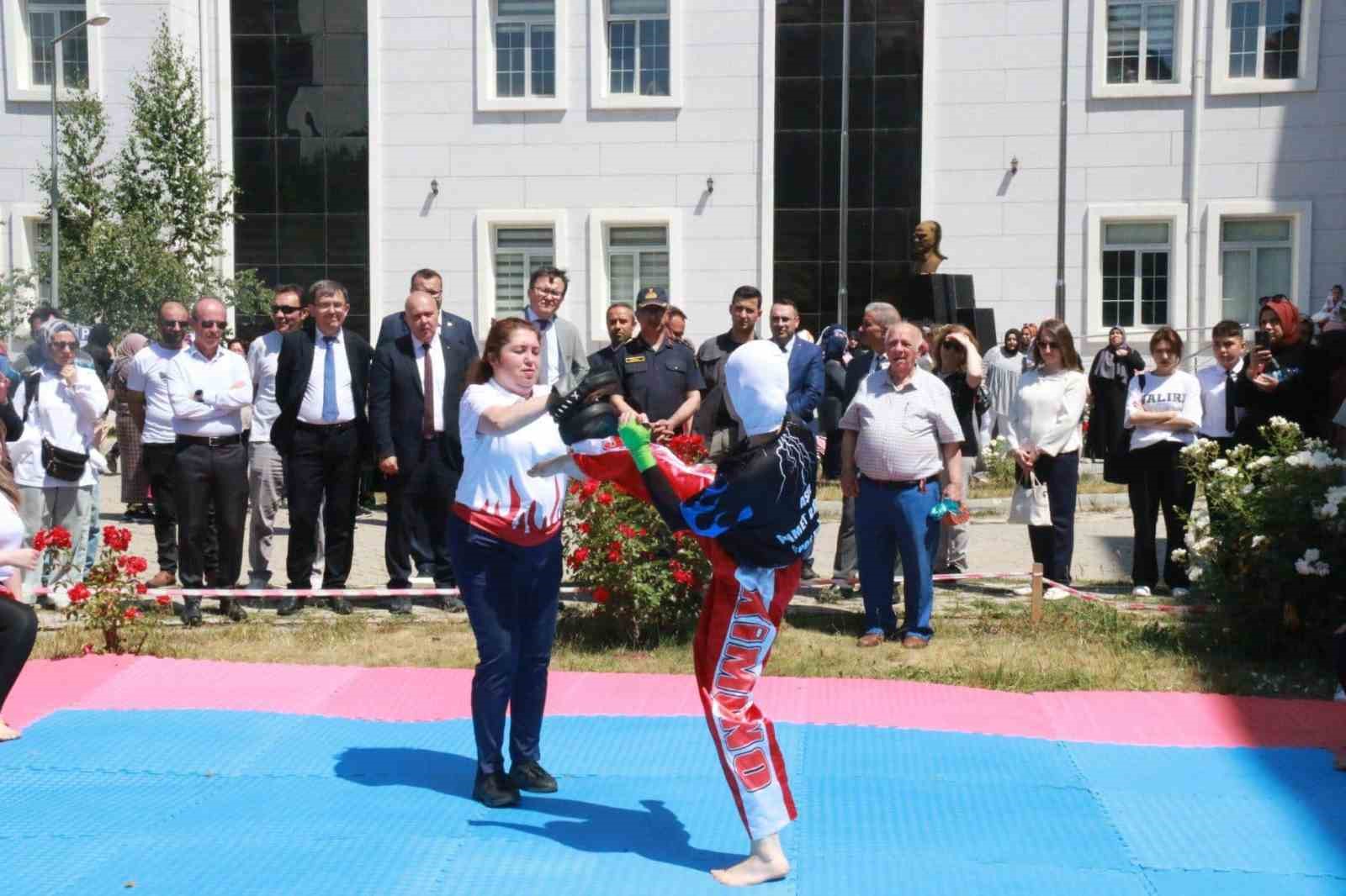 Kütahya’da yılsonu sergisi açıldı
