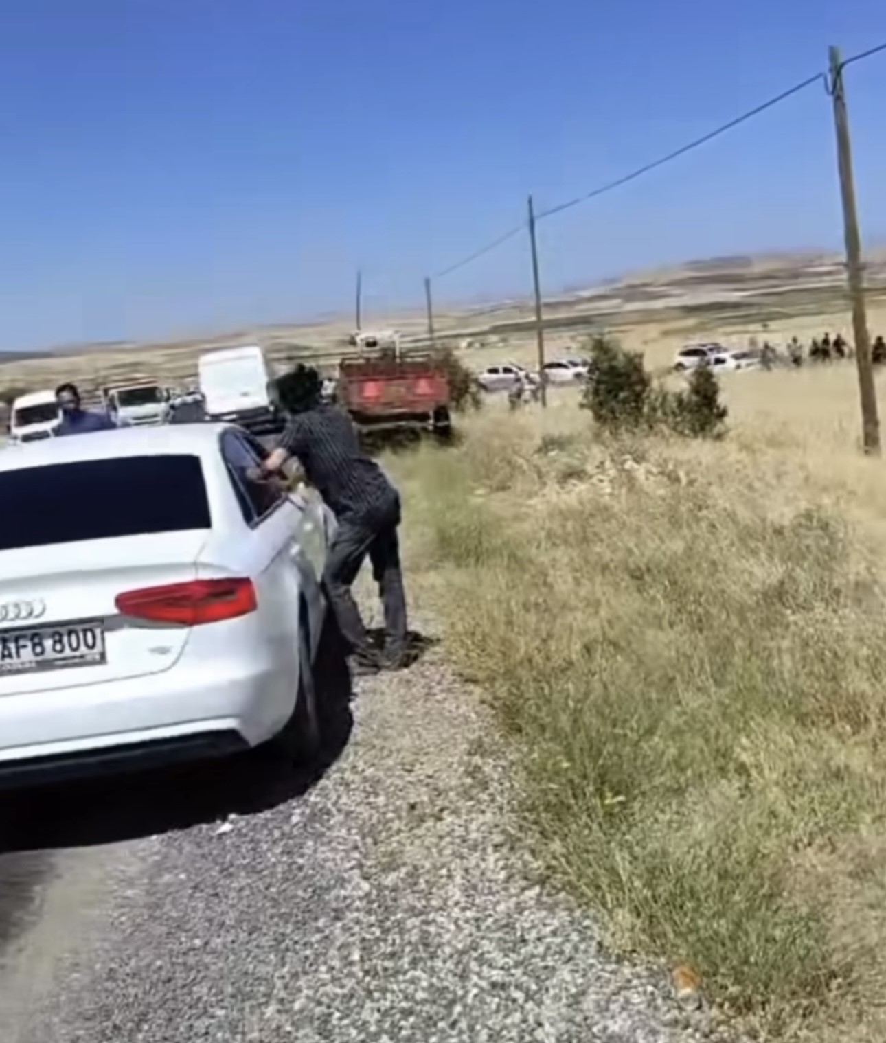 Mardin’de iki aile yolu kapatıp birbirine girdi
