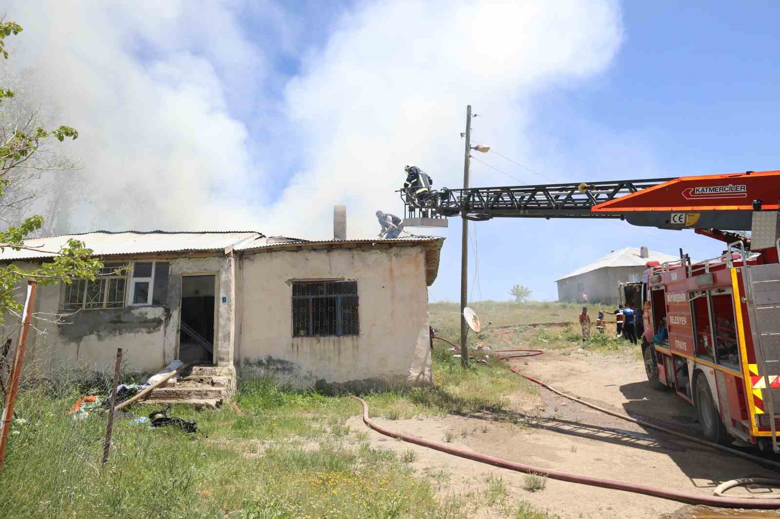 Başkale’de korkutan ev yangını
