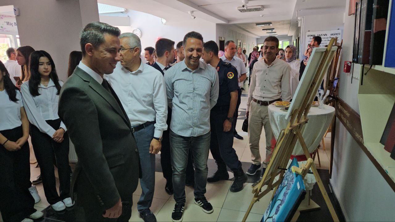 Anadolu Lisesi’nde açılan resim sergisi tam not aldı
