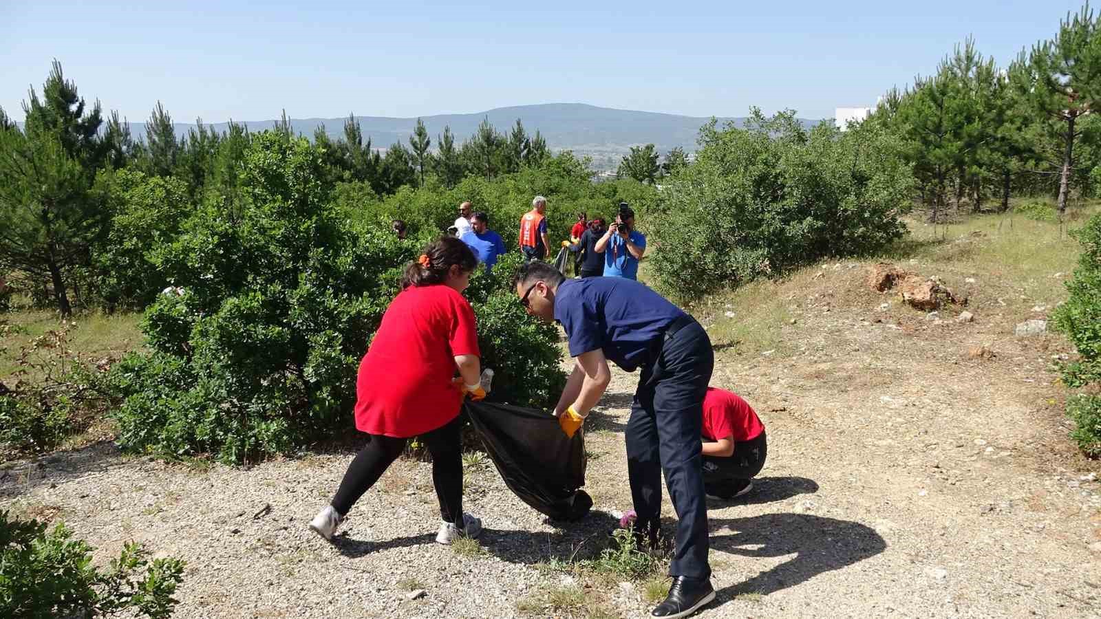 Tavşanlı’da çevre haftası etkinliğinde çevre temizlikleri yapıldı
