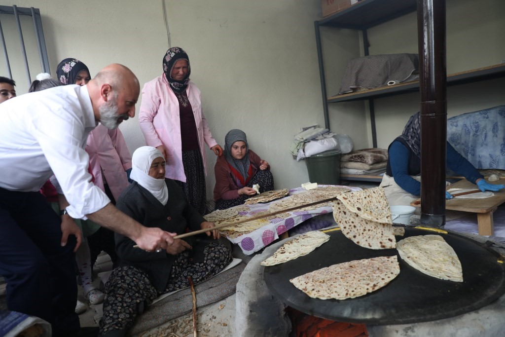 Başkan Çolakbayrakdar, “Kırsal mahallelerde örnek hizmetlere imza atıyoruz”
