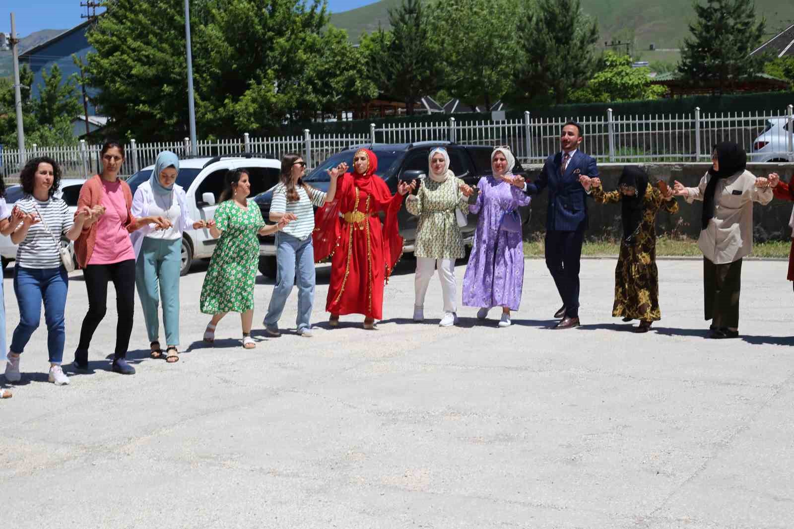 Varto’da el emeği göz nuru ürünler görücüye çıktı
