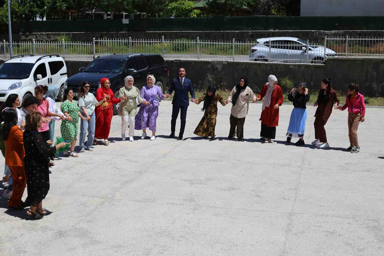 Varto’da el emeği göz nuru ürünler görücüye çıktı
