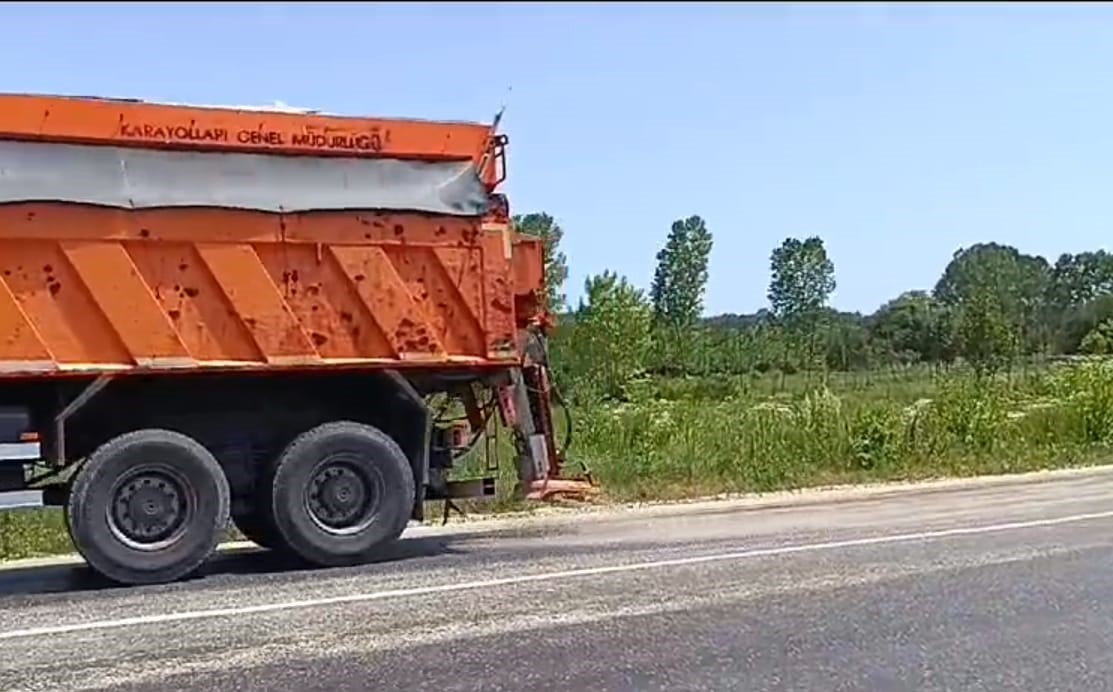 Sıcaktan eriyen asfalta ekipler kum döktü
