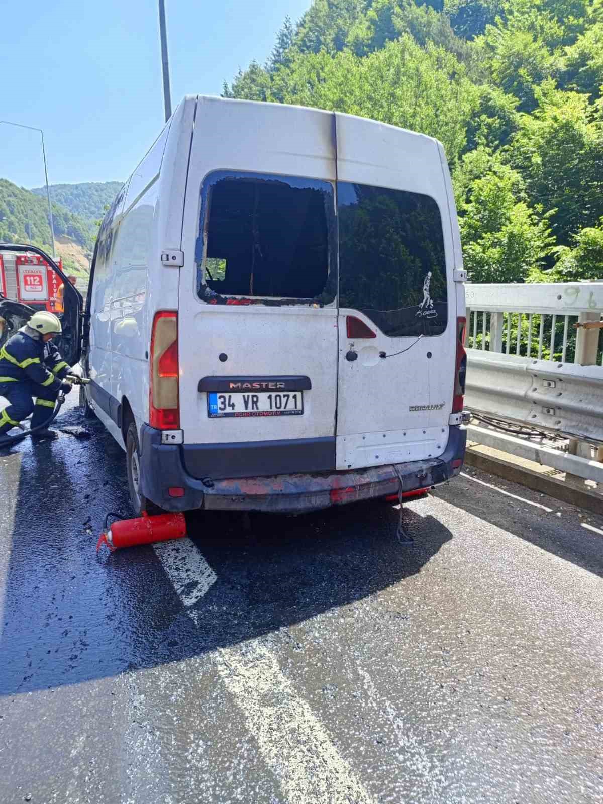 Bolu Dağı’nda minibüs alev alev yandı
