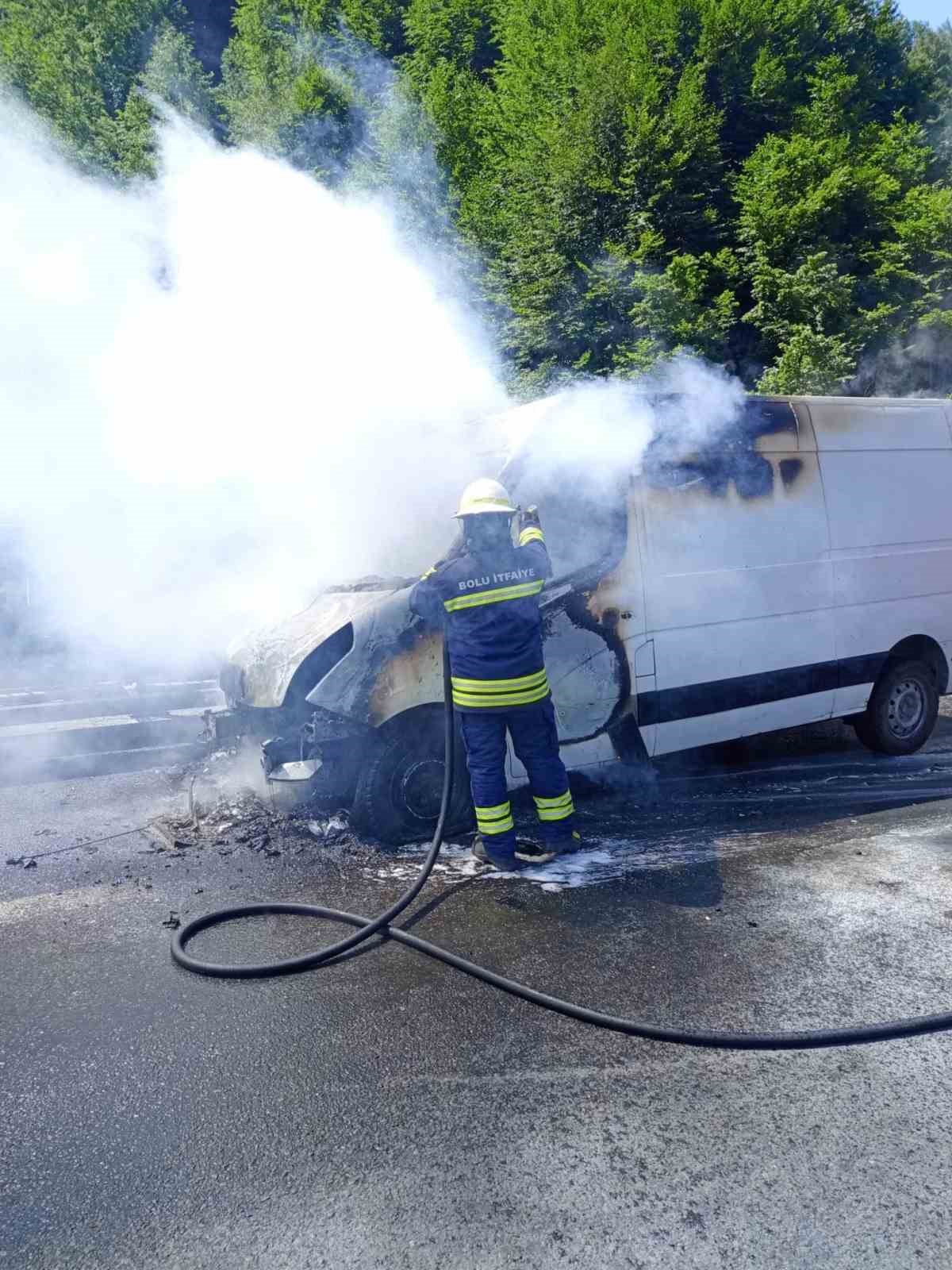 Bolu Dağı’nda minibüs alev alev yandı
