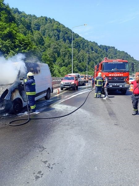 Bolu Dağı’nda minibüs alev alev yandı
