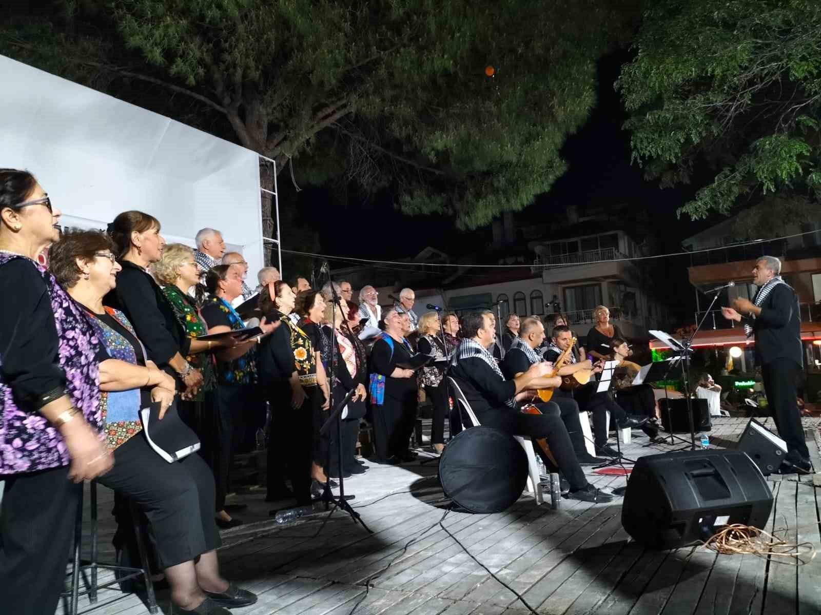 Köyceğiz’de Türk Halk Müziği konseri izleyenlerden tam not aldı
