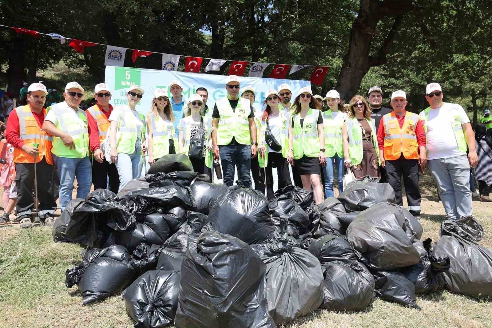 Doğa harikası göletin etrafından 1 ton çöp toplandı
