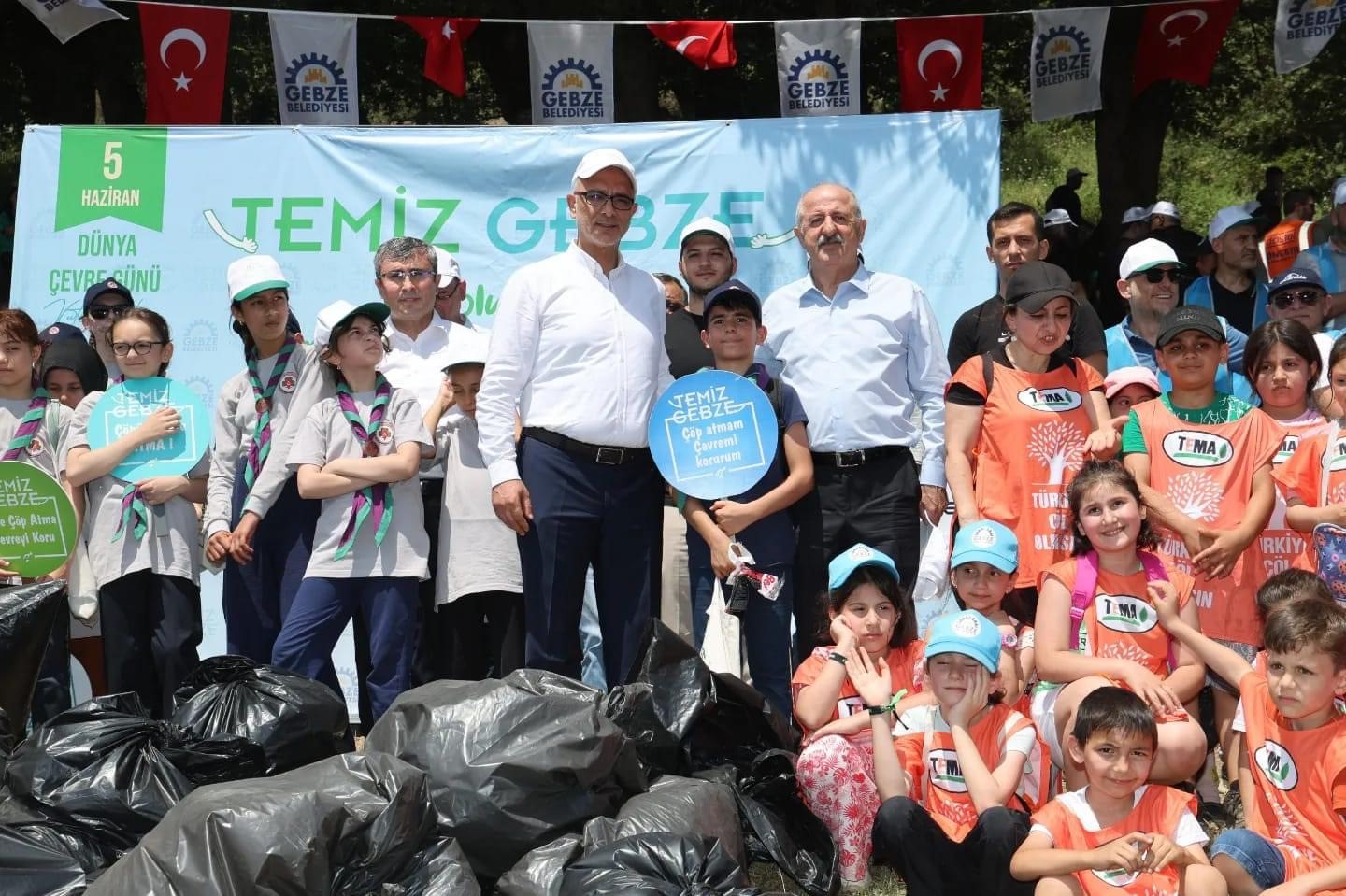 Doğa harikası göletin etrafından 1 ton çöp toplandı
