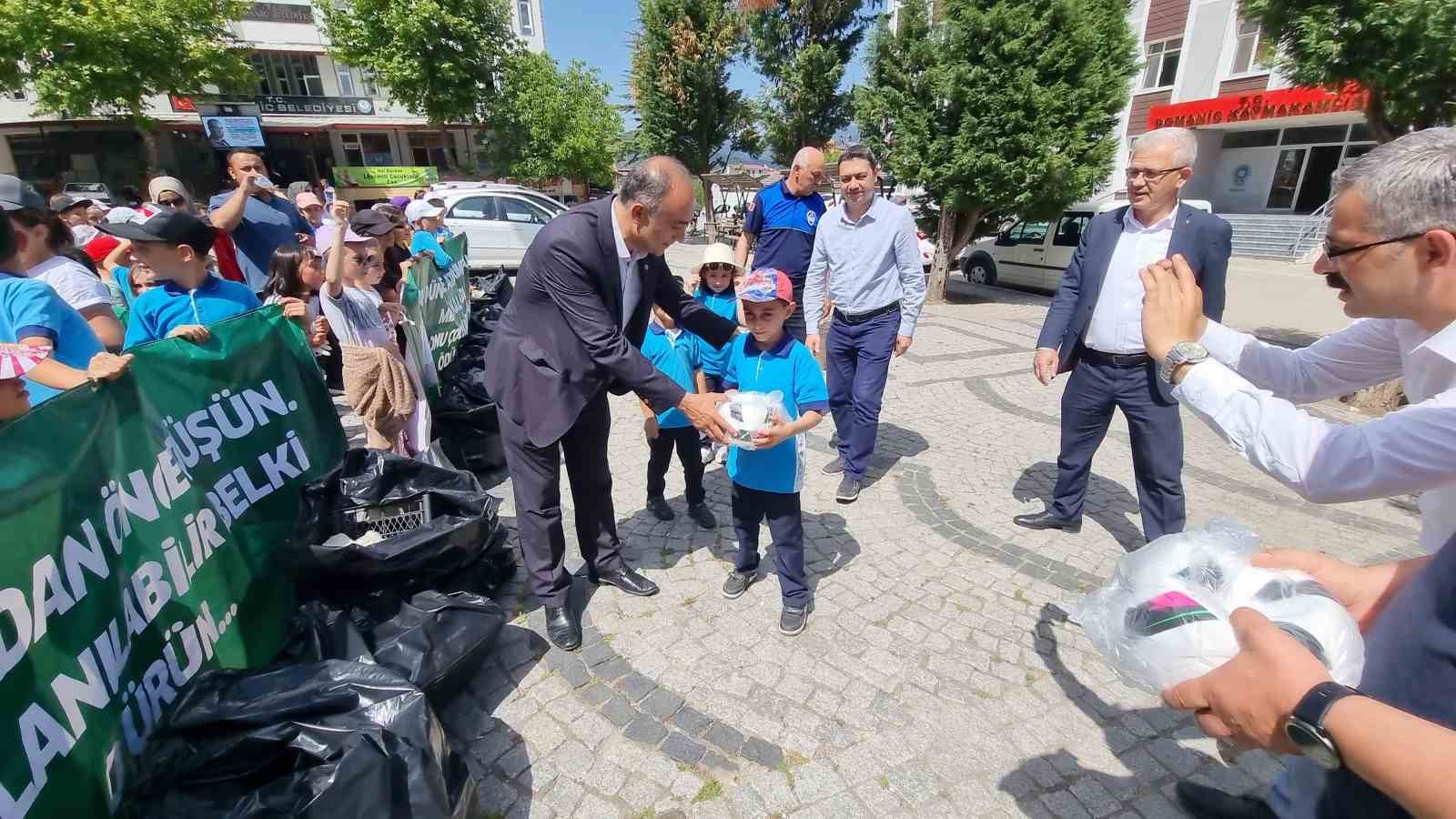 Öğrenciler çevre için vatandaşlardan 