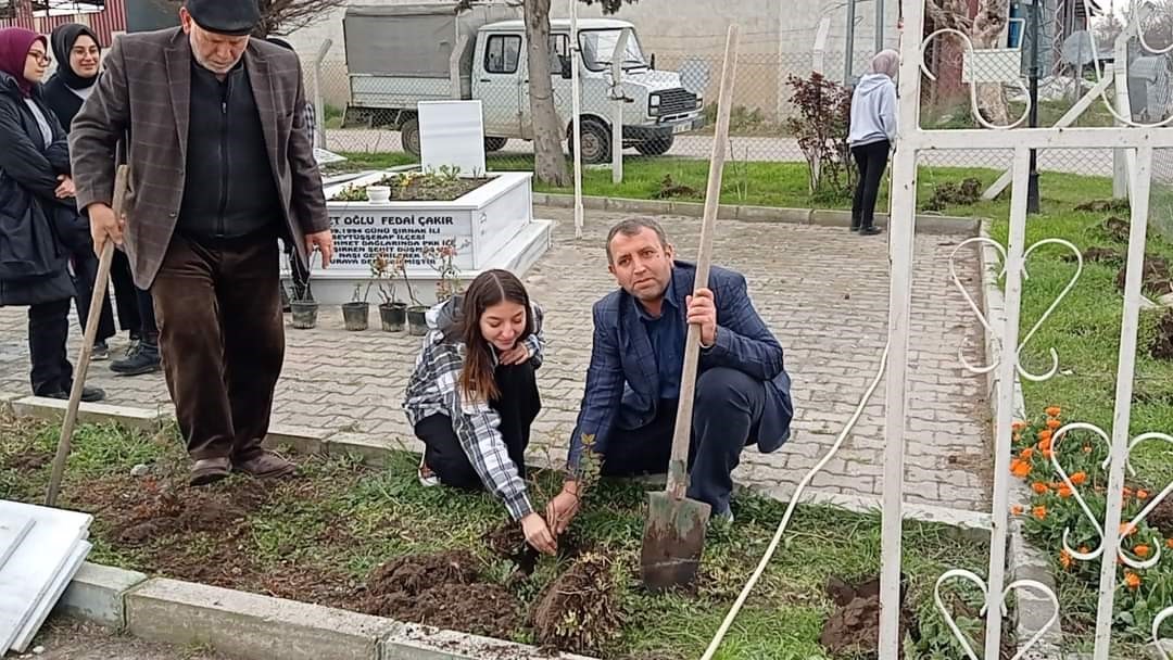 Öğretmen ve öğrencilerinden örnek davranış
