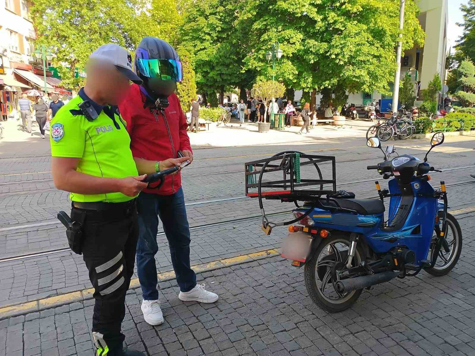 Polisten vatandaşı bilgilendirdi
