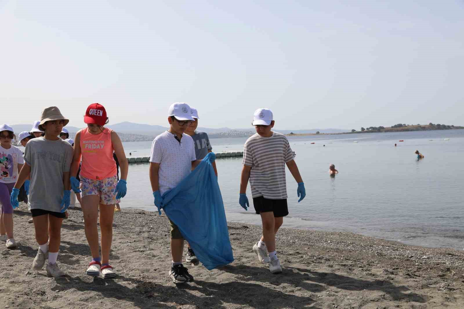 Muhafızlardan plajda ’çevre günü’ temizliği
