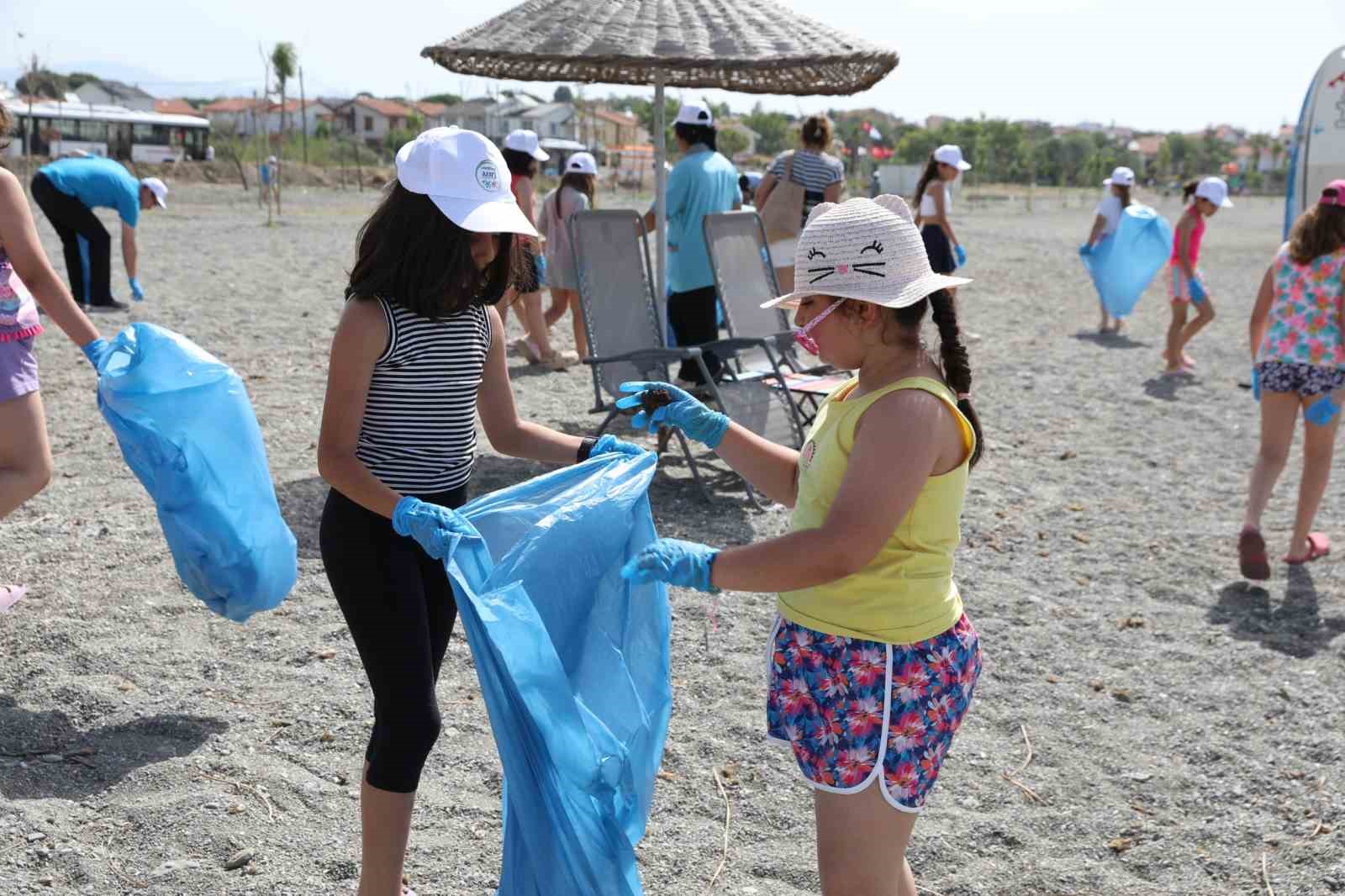 Muhafızlardan plajda ’çevre günü’ temizliği
