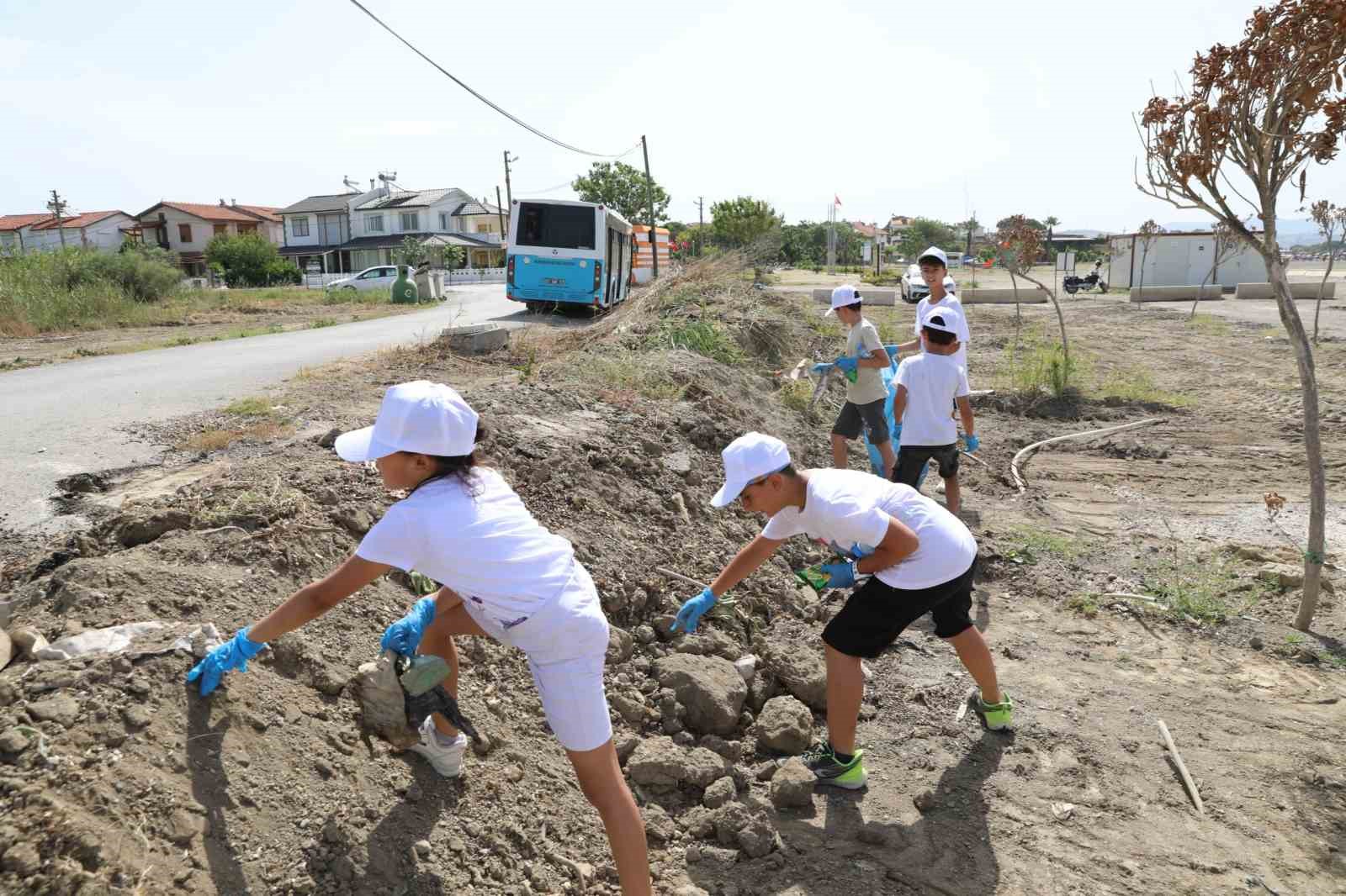 Muhafızlardan plajda ’çevre günü’ temizliği
