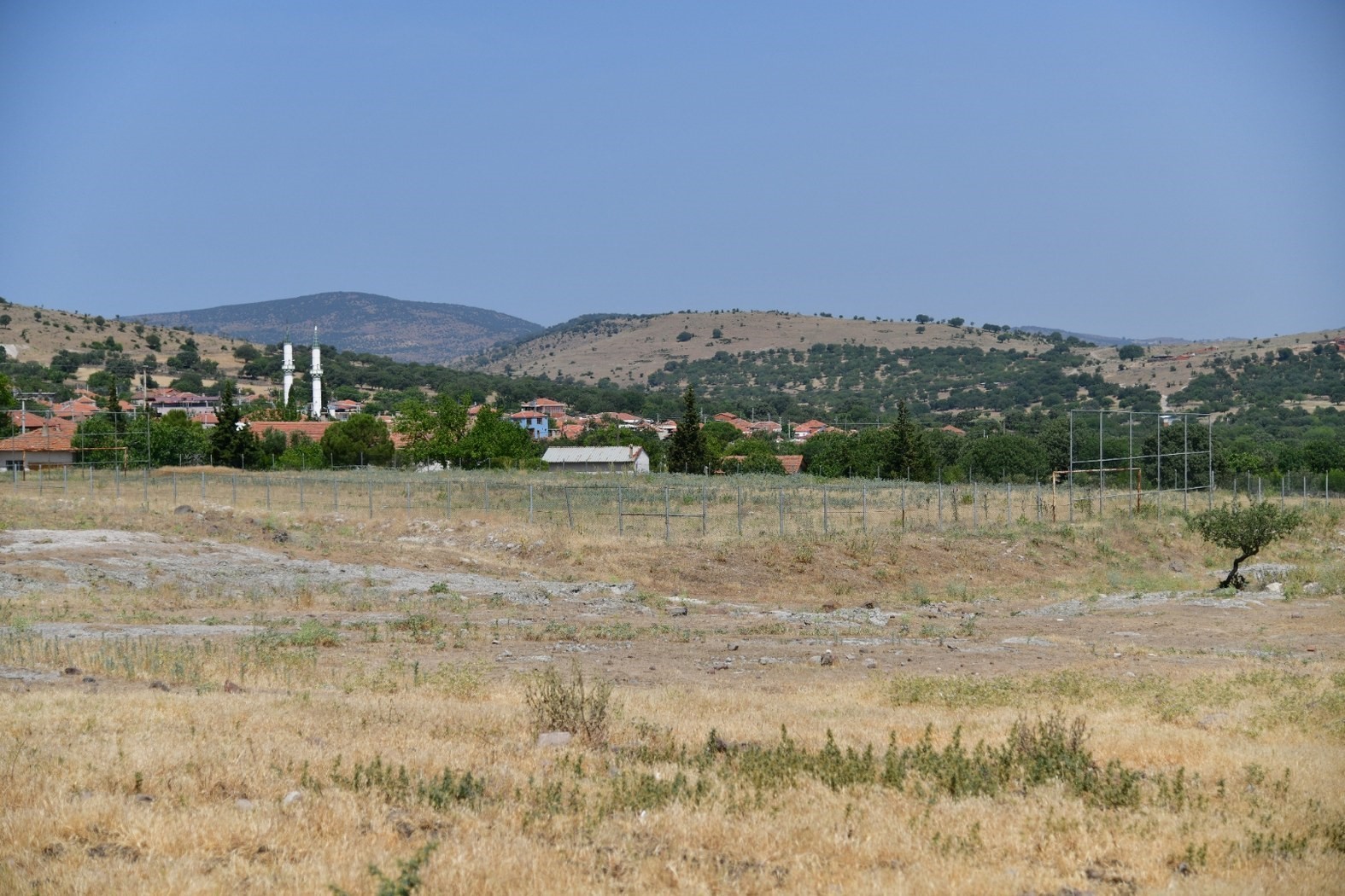 Yunusemre’den Seyitli’ye halı saha
