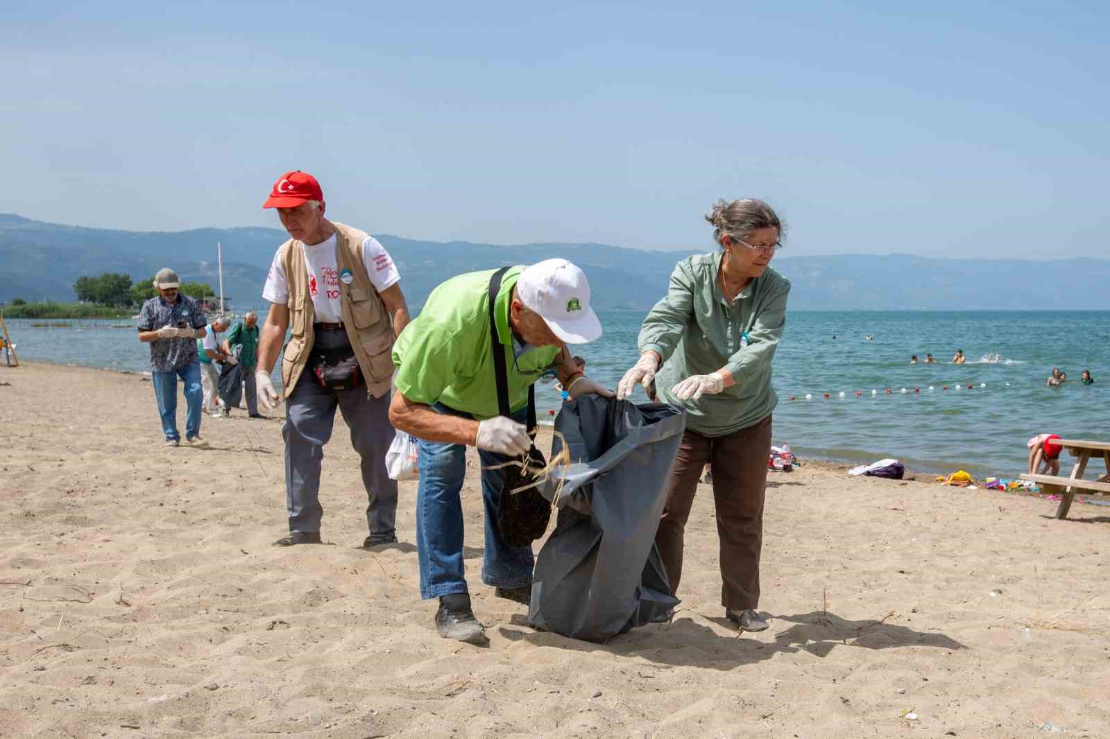 Bursa Kent Konseyi’nden İznik’te sahil temizliği
