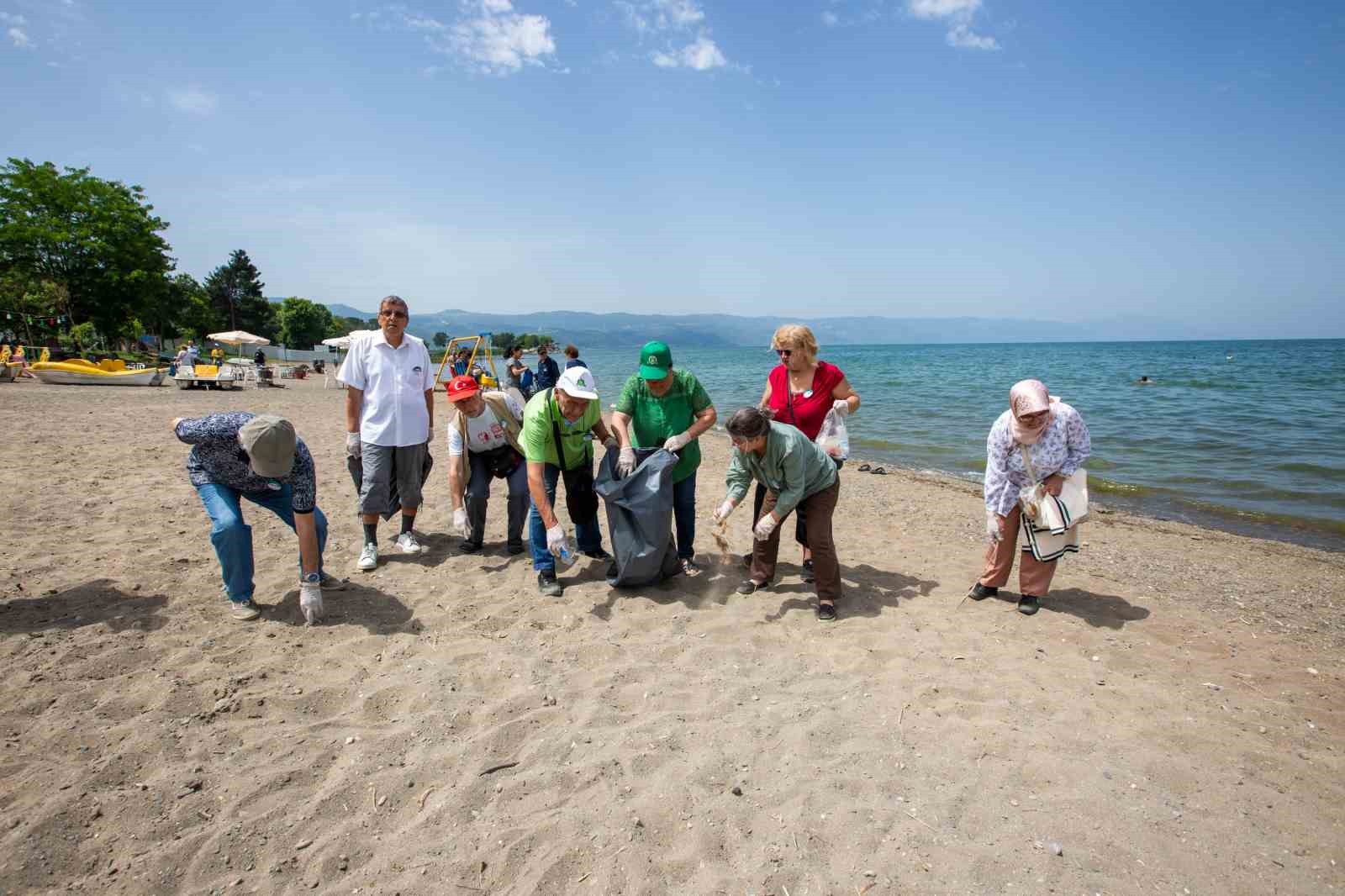 Bursa Kent Konseyi’nden İznik’te sahil temizliği
