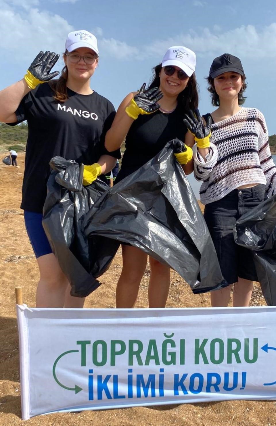 Ayvalık’ta gönüllülerden çevre temizliği
