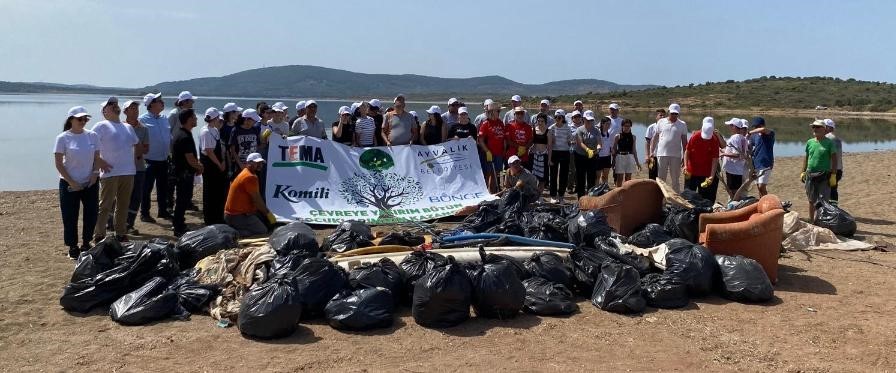 Ayvalık’ta gönüllülerden çevre temizliği
