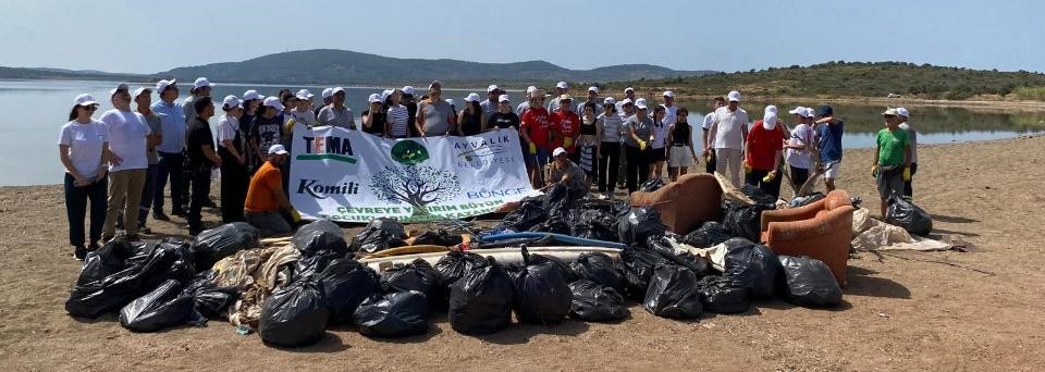 Ayvalık’ta gönüllülerden çevre temizliği
