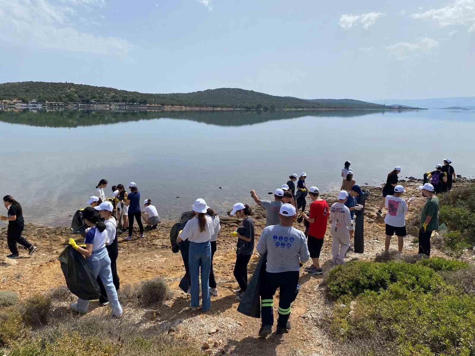 Ayvalık’ta gönüllülerden çevre temizliği
