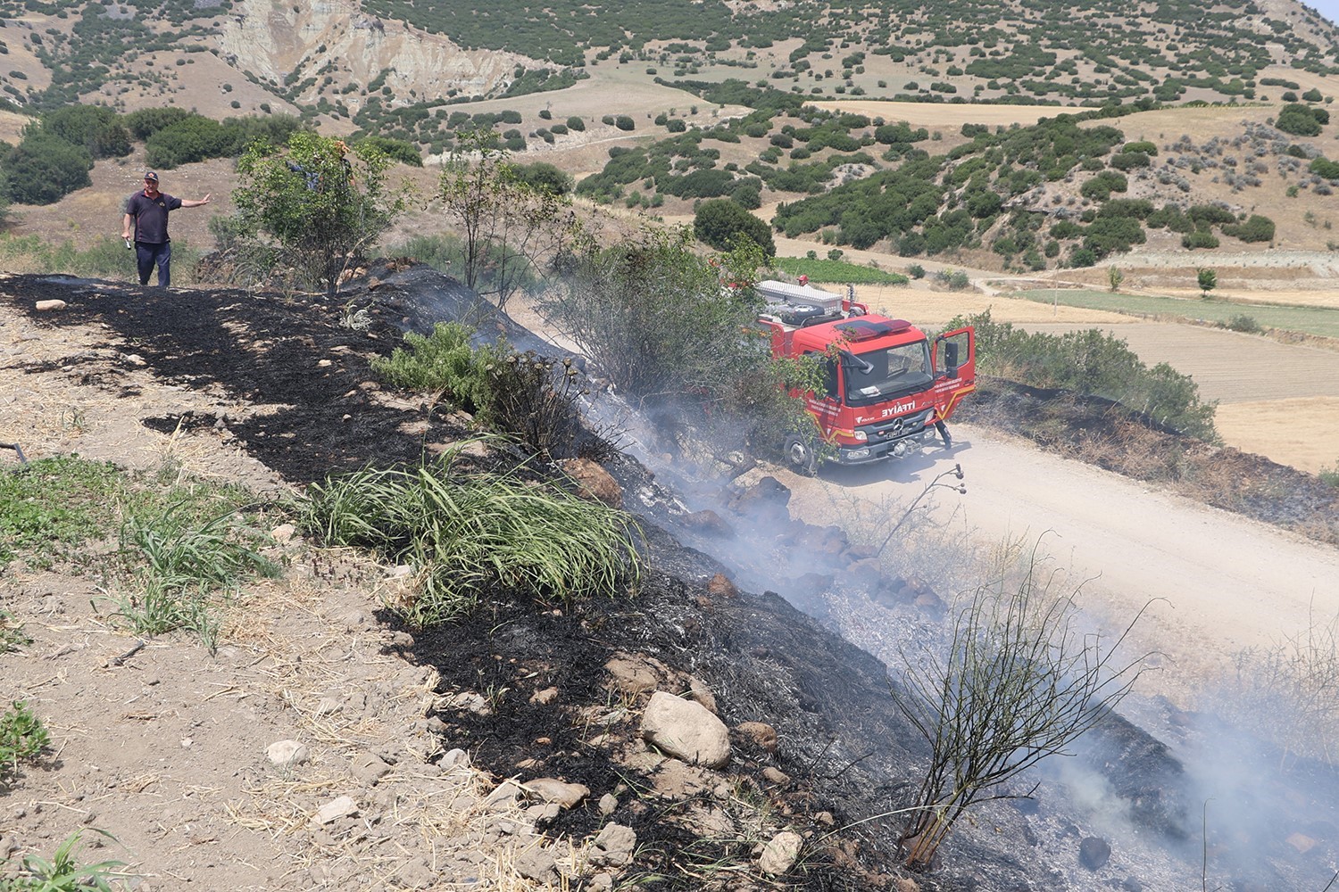 Kula’da yangınlar devam ediyor: 100 dönüm arazi küle döndü
