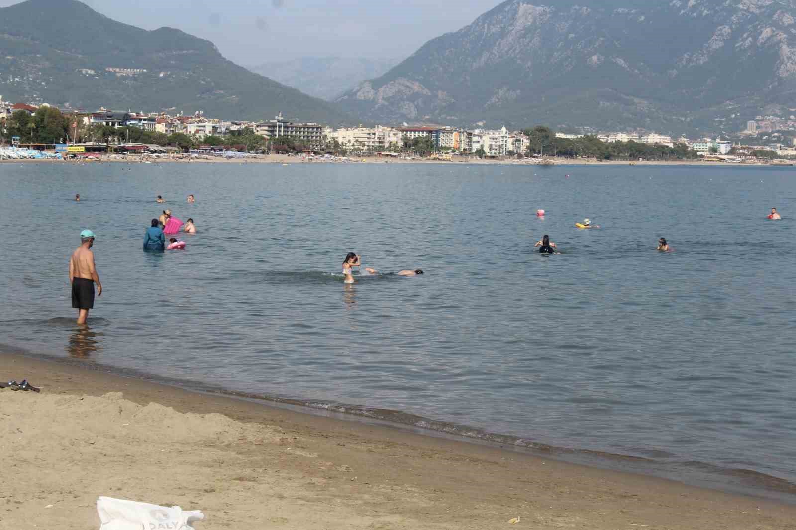 Alanya’da sıcaklık araç termometresinde 50 dereceye ulaştı
