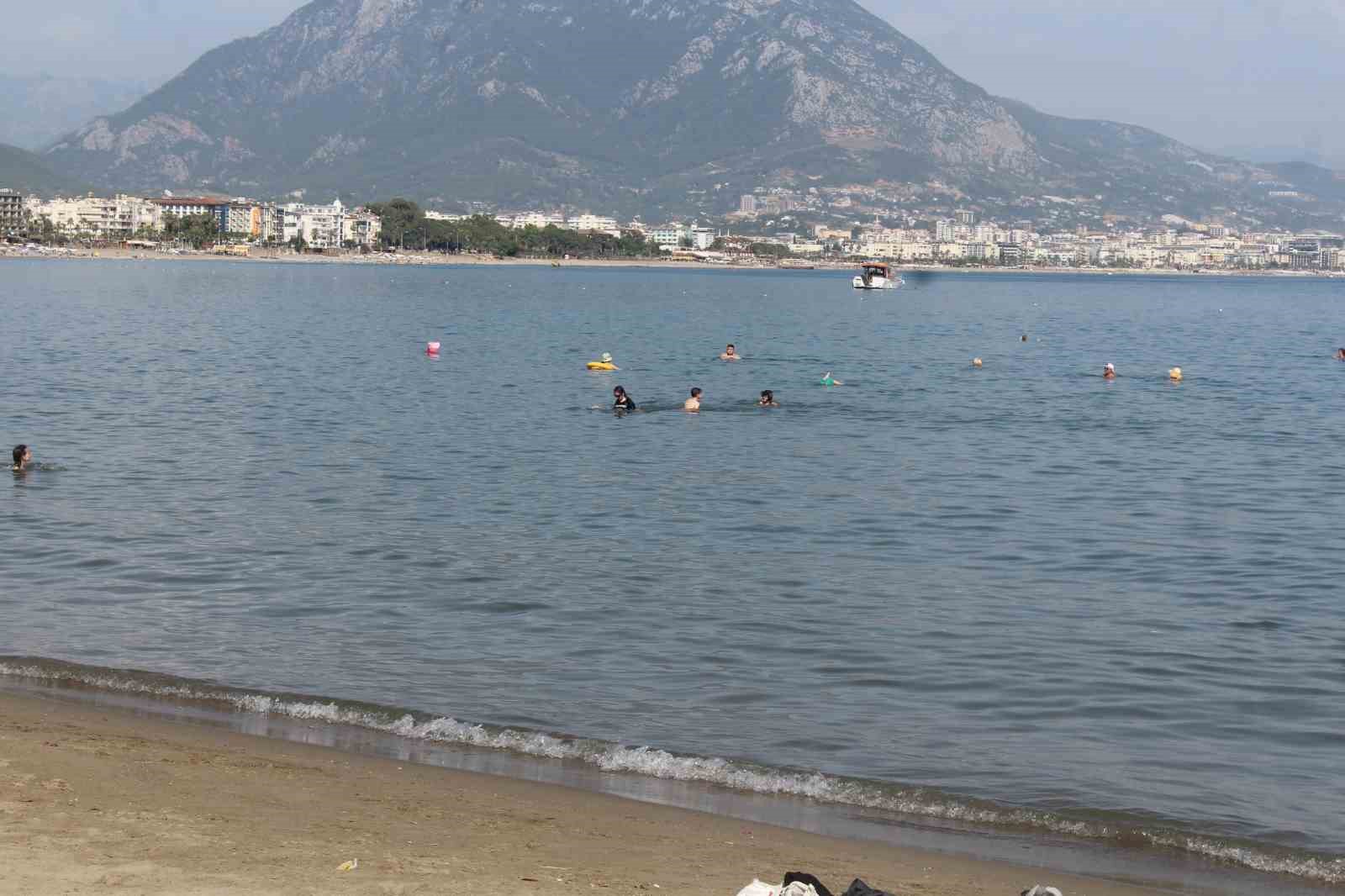 Alanya’da sıcaklık araç termometresinde 50 dereceye ulaştı
