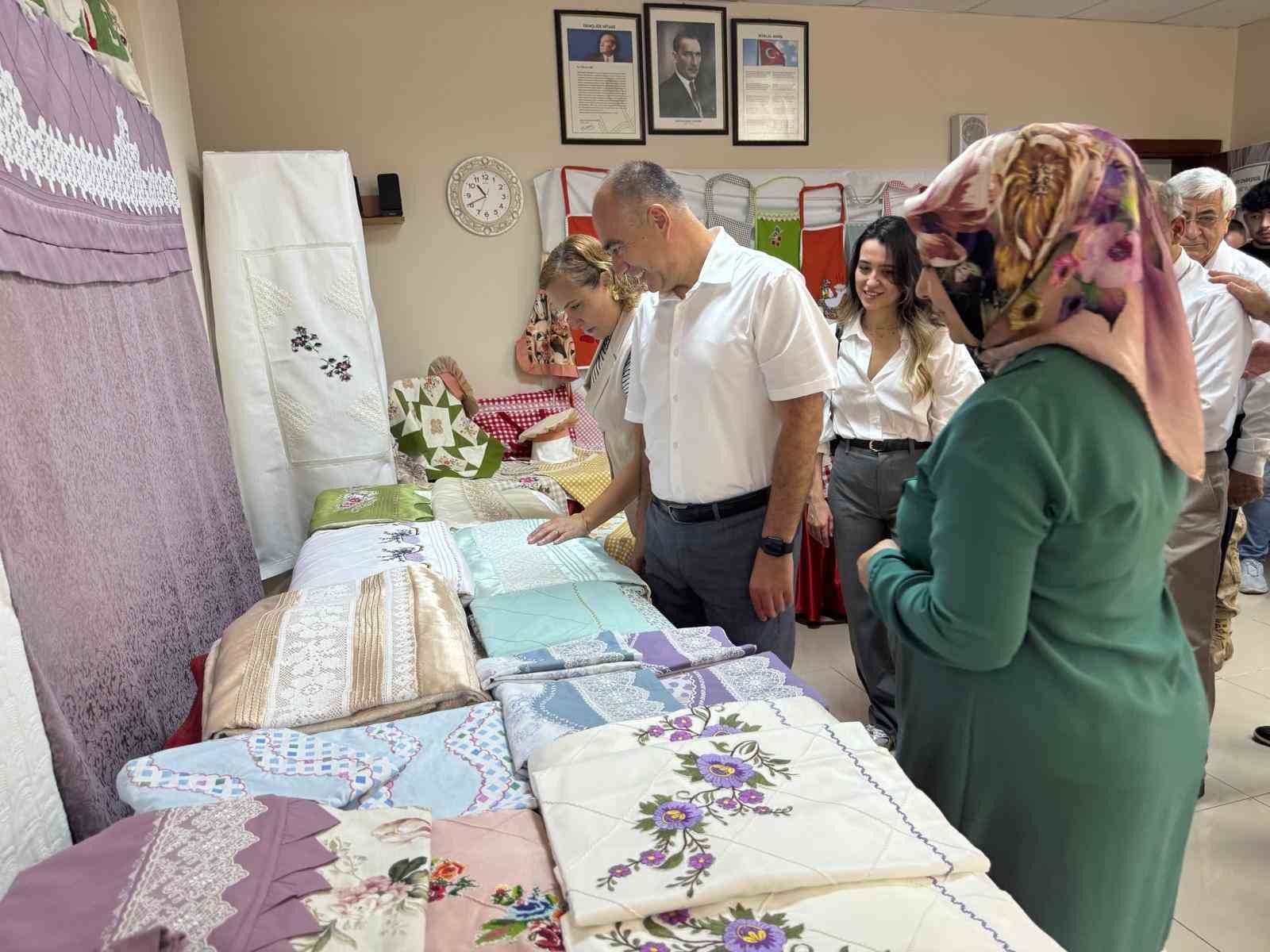 Dörtyol’da halk eğitim merkezi kursiyerlerinden yılsonu sergisi
