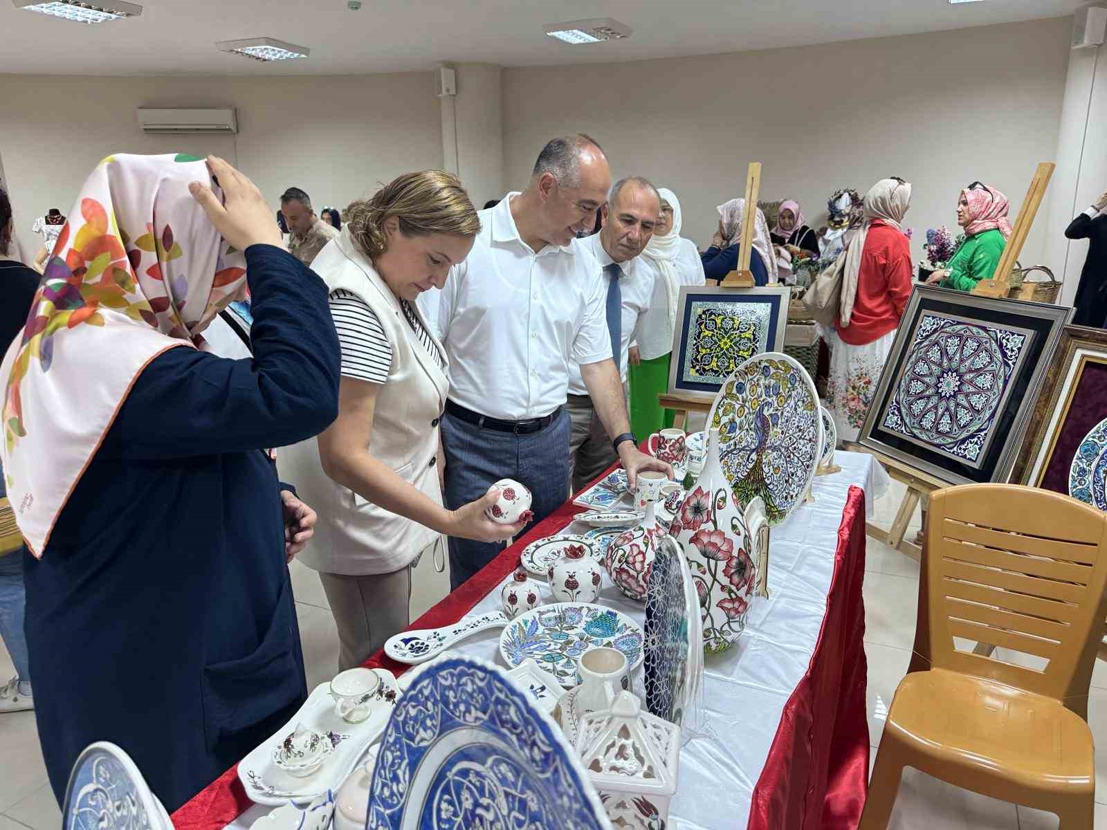 Dörtyol’da halk eğitim merkezi kursiyerlerinden yılsonu sergisi
