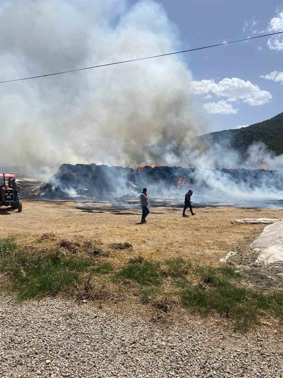 Burdur’da çıkan yangında 300 ton saman balyası kül oldu
