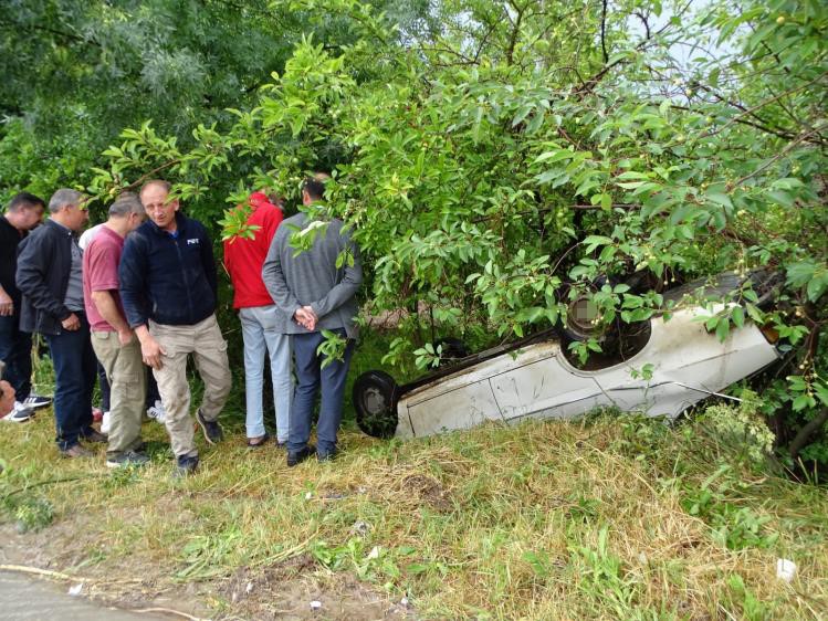 Hisarcık’ta otomobil şarampole yuvarlandı: 2 yaralı
