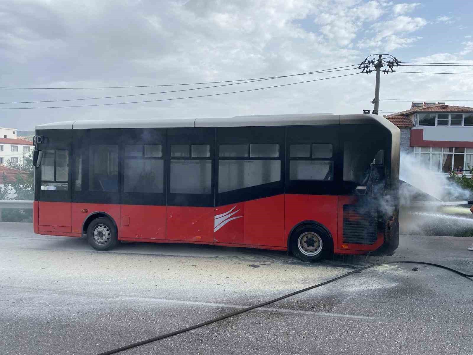 Seyir halinde yanan halk otobüsü paniğe neden oldu
