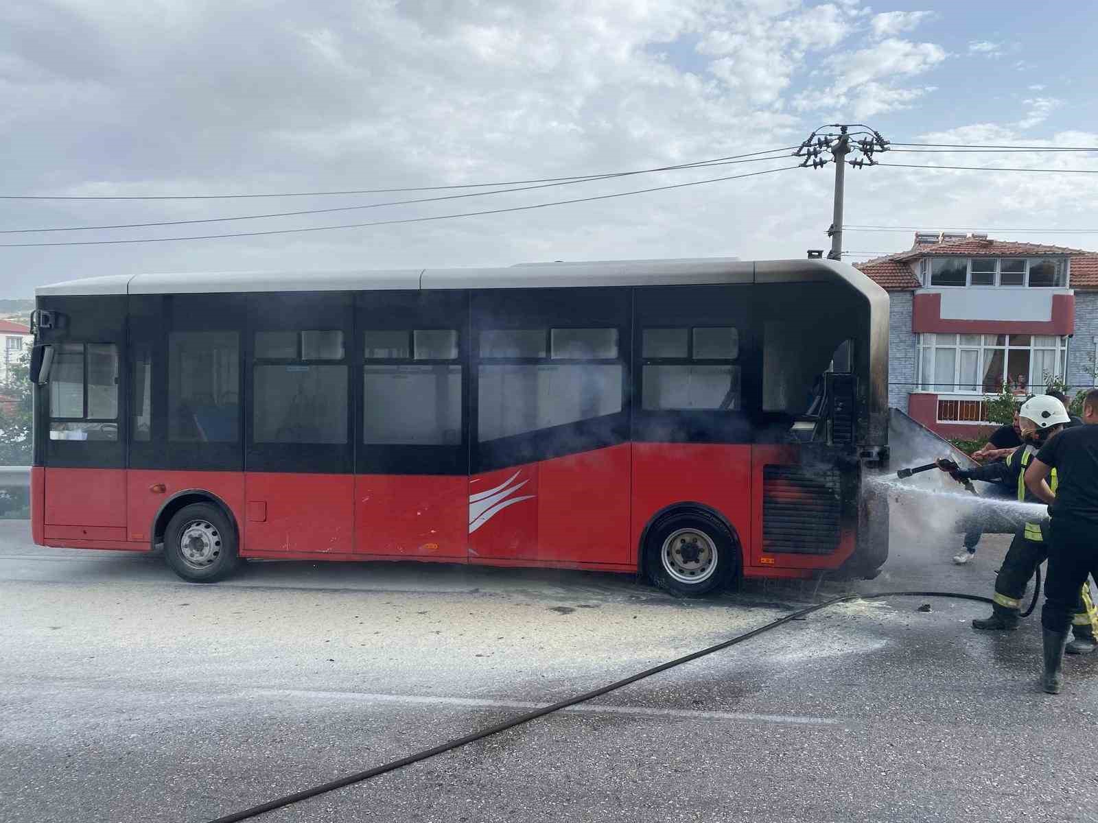 Seyir halinde yanan halk otobüsü paniğe neden oldu
