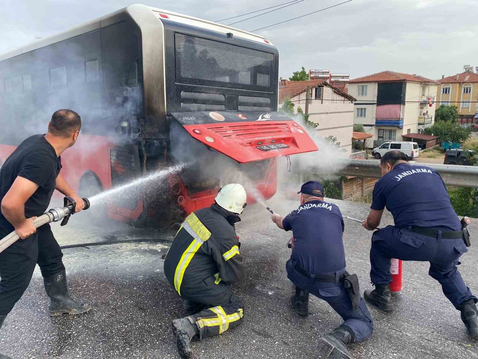 Seyir halinde yanan halk otobüsü paniğe neden oldu
