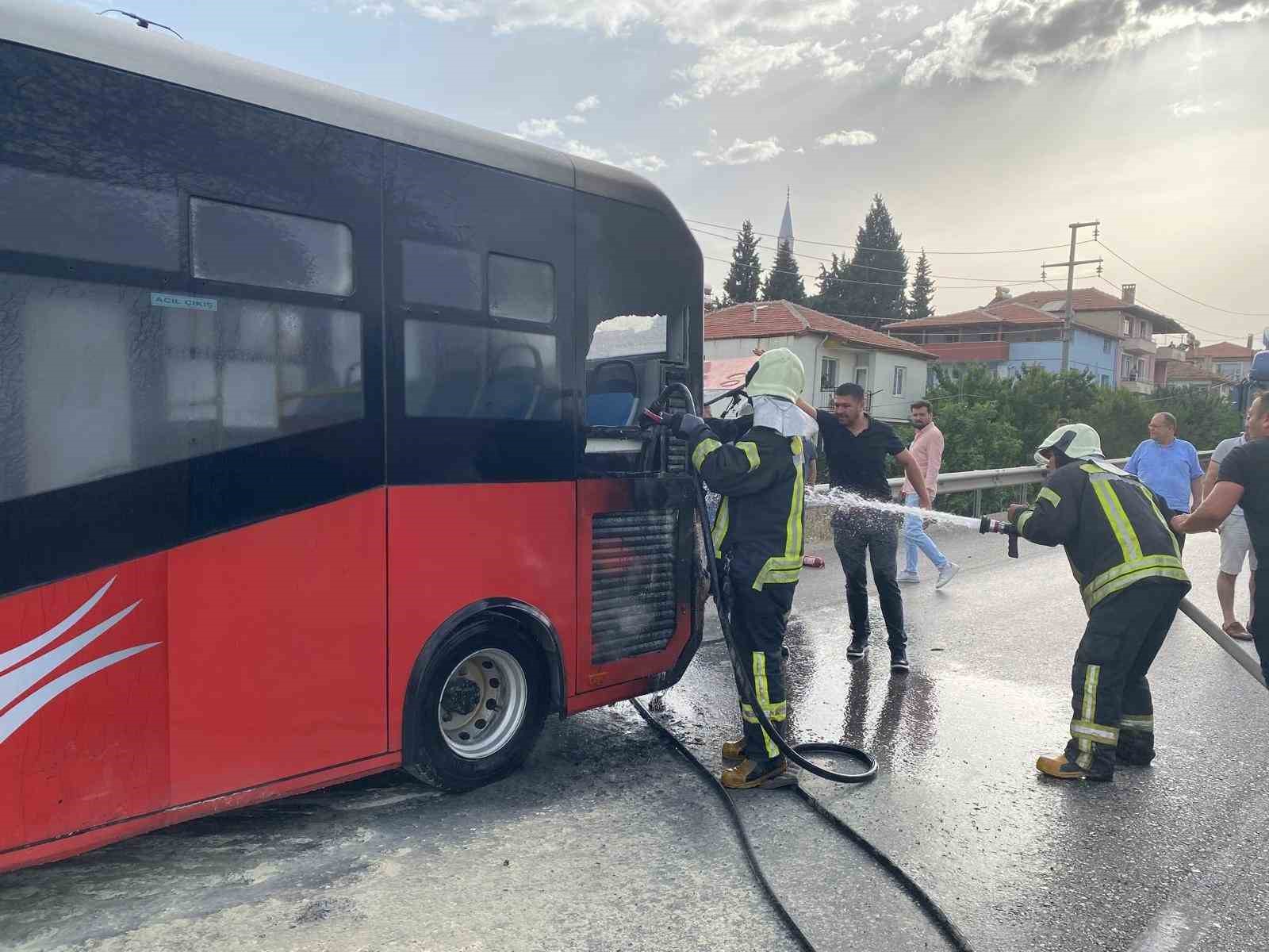 Seyir halinde yanan halk otobüsü paniğe neden oldu
